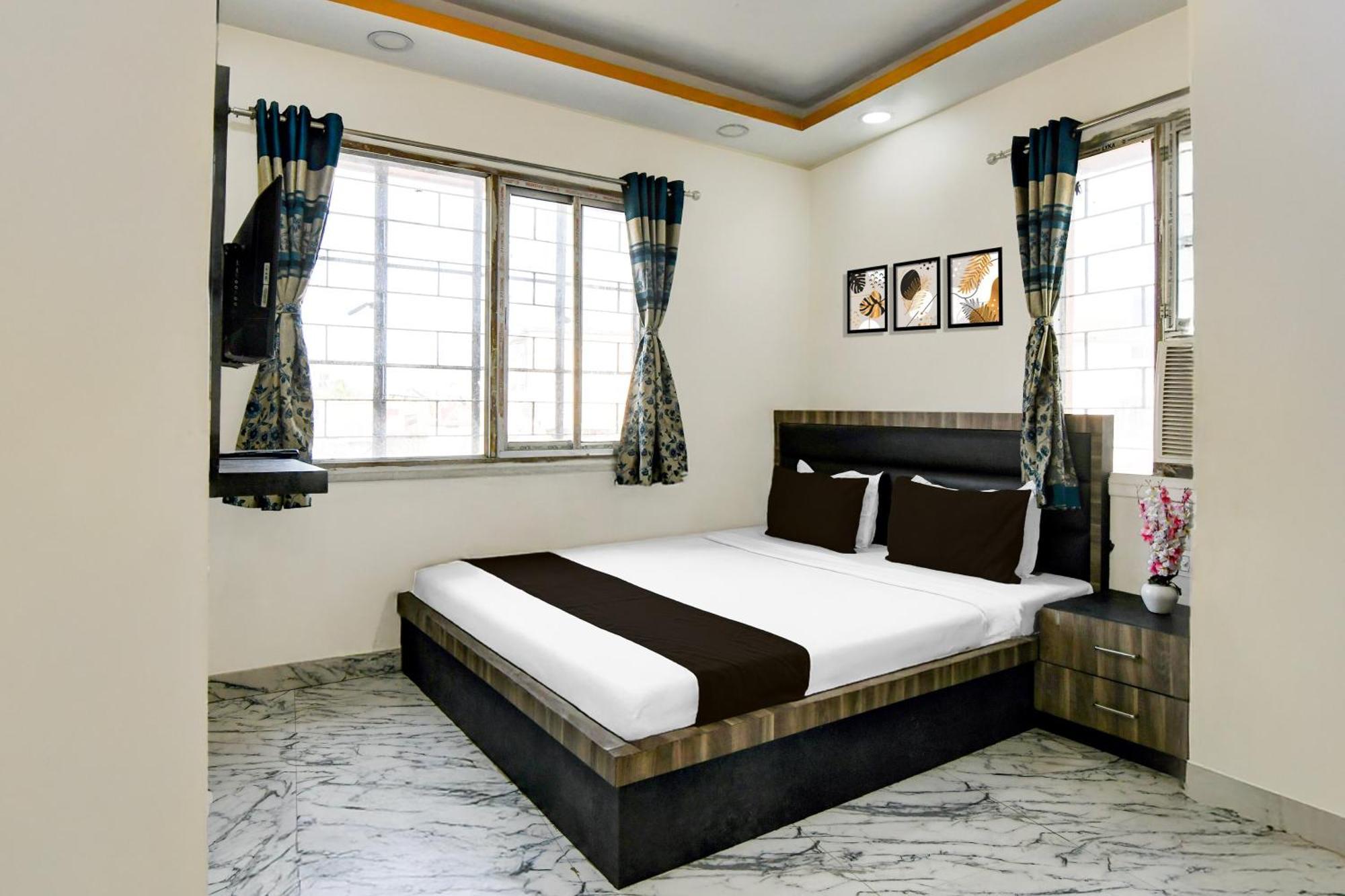 O S. R. Royale Hotel Kolkata